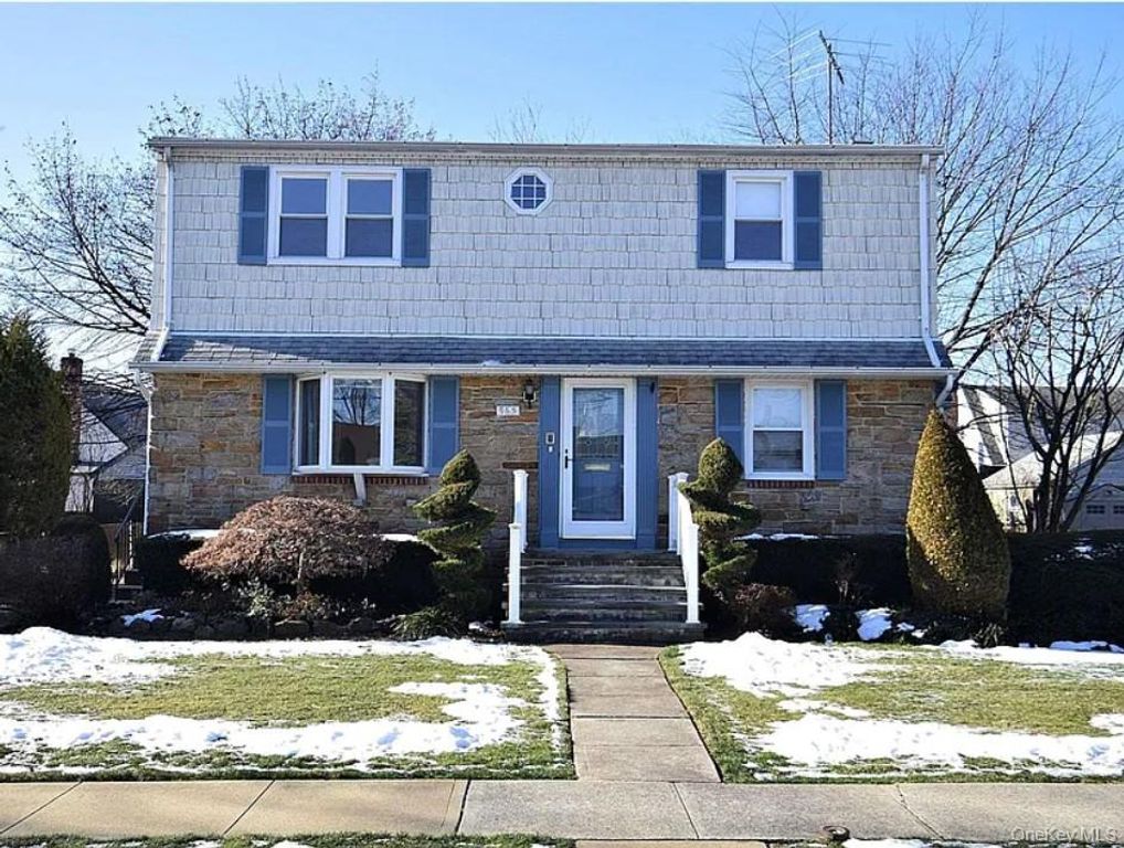 965 N 3rd Street, New Hyde Park, NY 11040