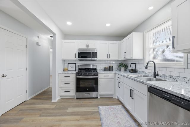 704 E E Avenue, Jenks, OK 74037