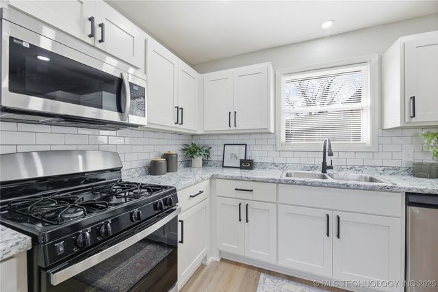 704 E E Avenue, Jenks, OK 74037