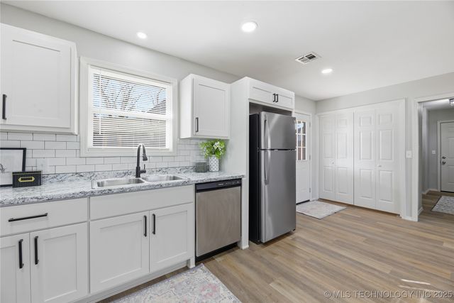 704 E E Avenue, Jenks, OK 74037