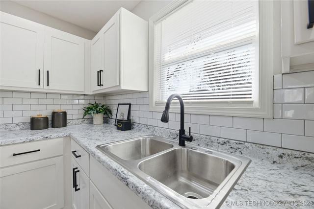 704 E E Avenue, Jenks, OK 74037