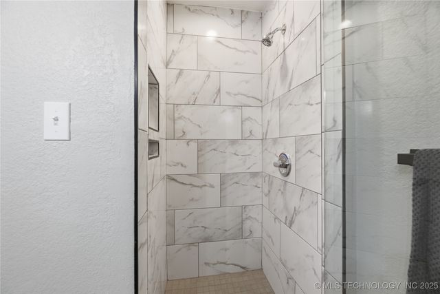 704 E E Avenue, Jenks, OK 74037