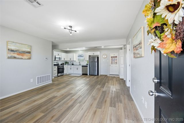 704 E E Avenue, Jenks, OK 74037