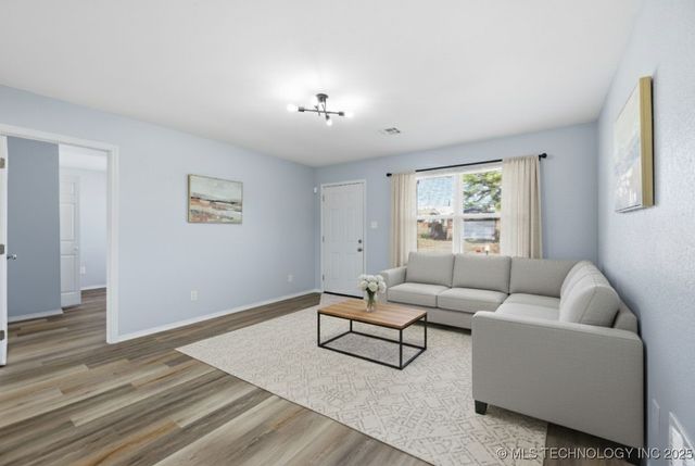 704 E E Avenue, Jenks, OK 74037