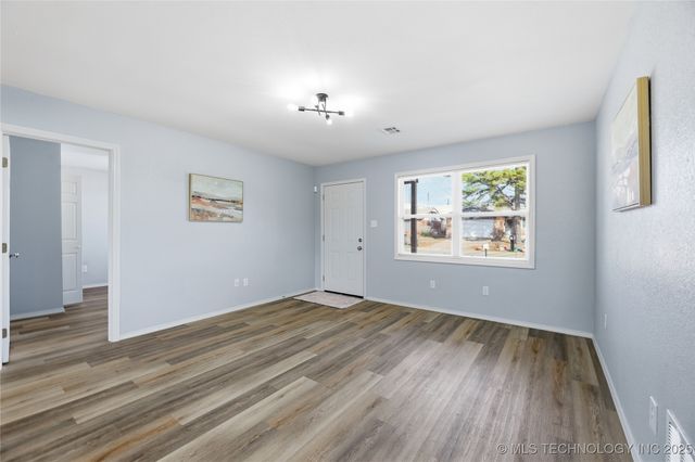 704 E E Avenue, Jenks, OK 74037