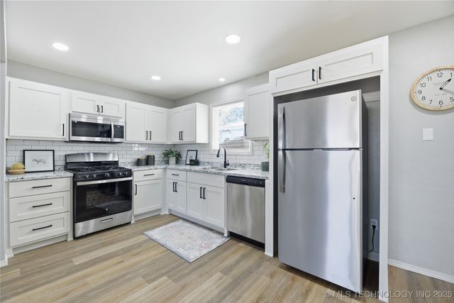 704 E E Avenue, Jenks, OK 74037