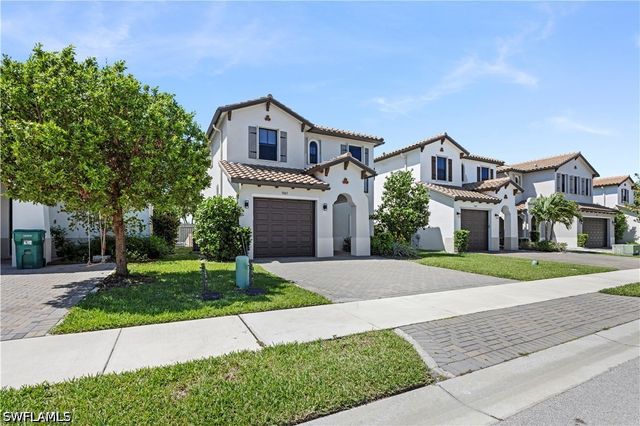 9045 Madrid CIR, Naples, FL 34104