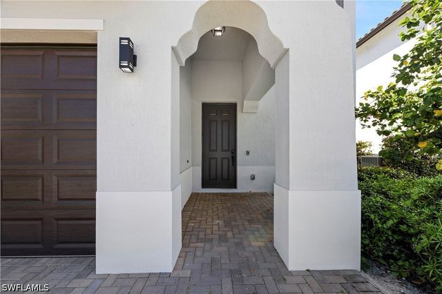 9045 Madrid CIR, Naples, FL 34104