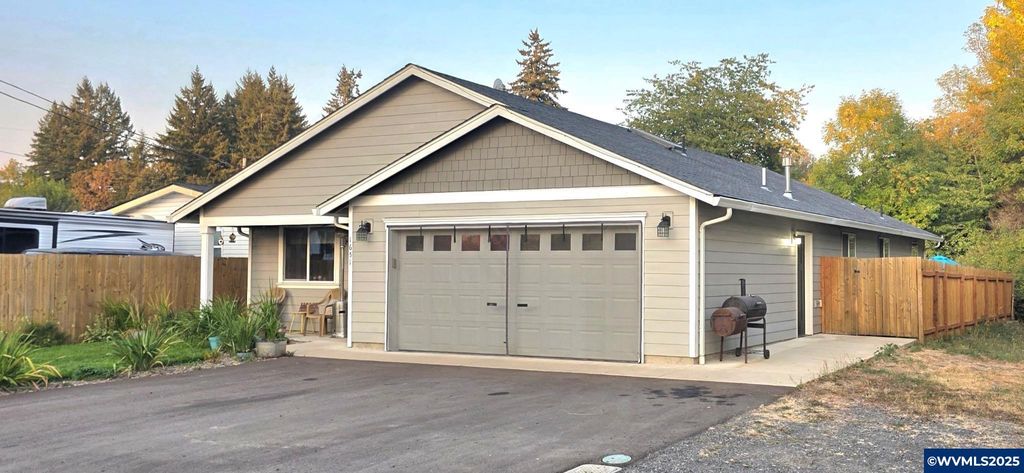1651 13th Av, Sweet Home, OR 97386