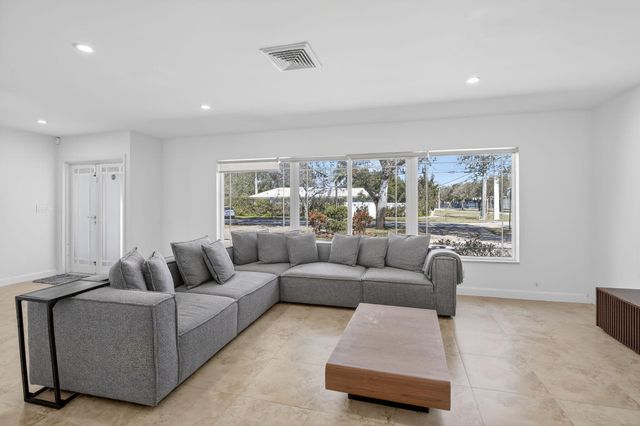 7000 Plantation Road, Plantation, FL 33317