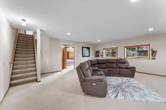 809 Woodduck Drive, Woodbury, MN 55125