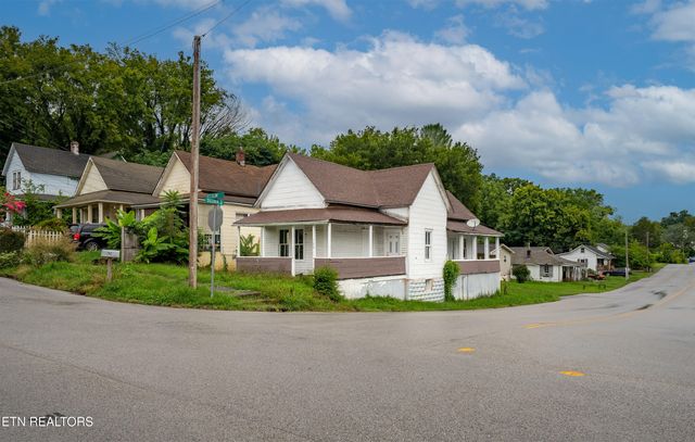 902 Crescent St, Harriman, TN 37748