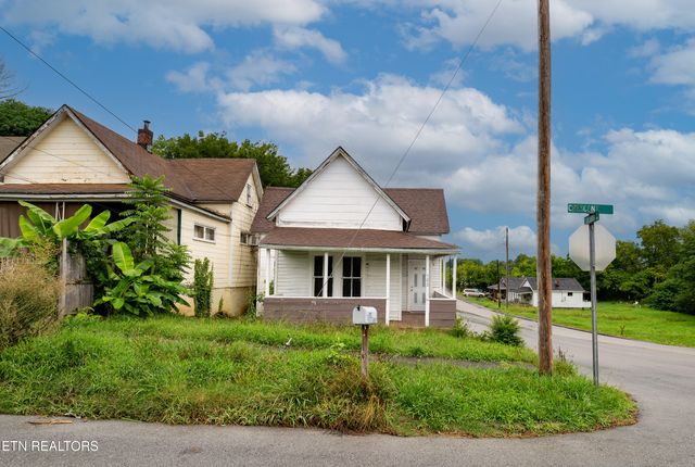 902 Crescent St, Harriman, TN 37748