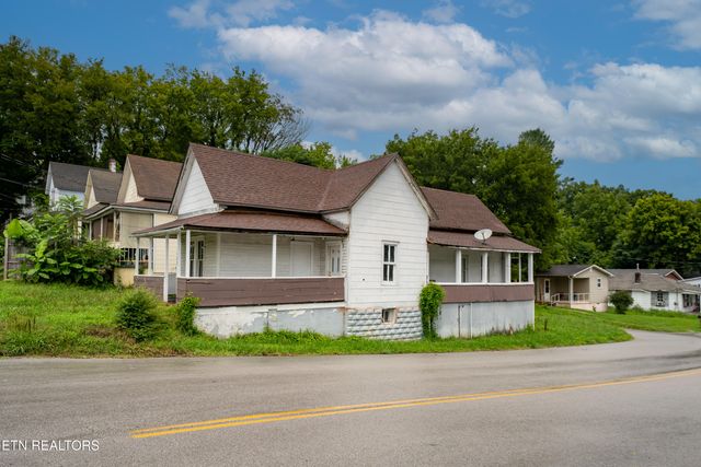 902 Crescent St, Harriman, TN 37748