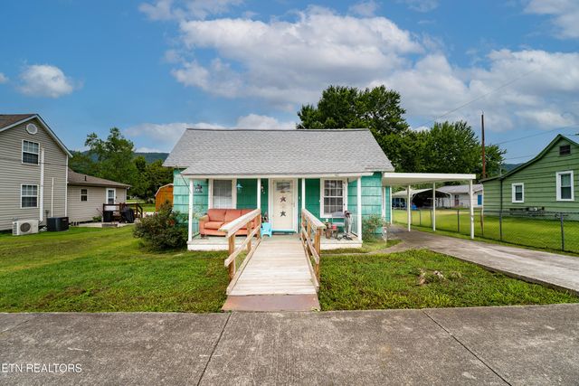 902 Crescent St, Harriman, TN 37748