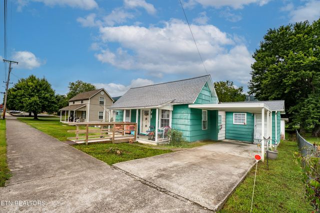 902 Crescent St, Harriman, TN 37748