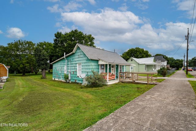 902 Crescent St, Harriman, TN 37748