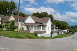 902 Crescent St, Harriman, TN 37748