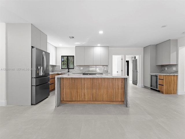 610 NE 164th Ter, Miami, FL 33162