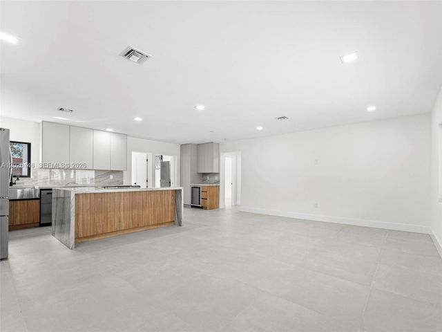 610 NE 164th Ter, Miami, FL 33162