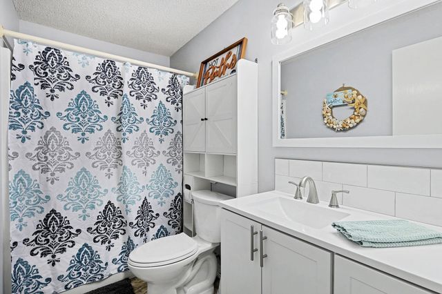 713 High Plains Cir, Maize, KS 67101