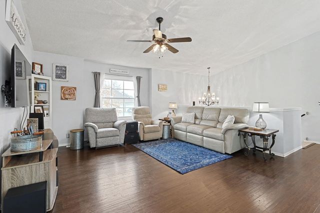 713 High Plains Cir, Maize, KS 67101