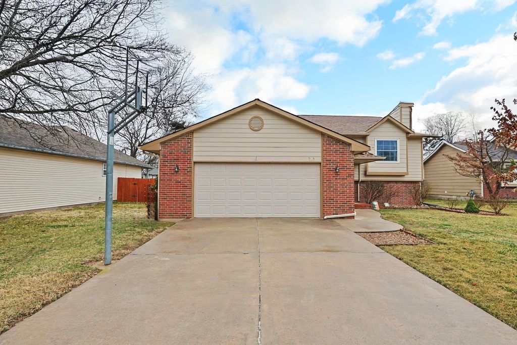 713 High Plains Cir, Maize, KS 67101