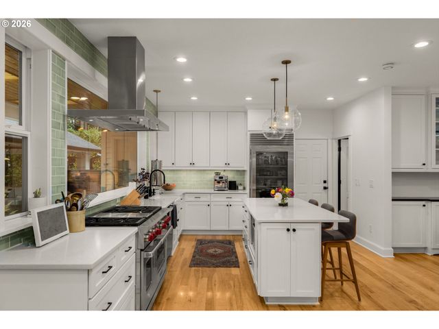 4725 UPPER Dr, Lake Oswego, OR 97035