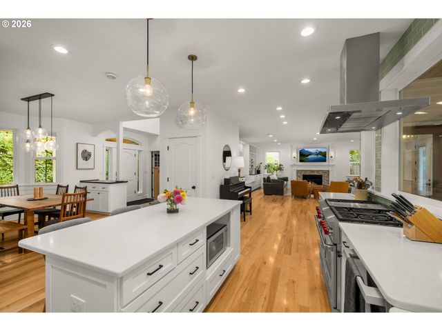 4725 UPPER Dr, Lake Oswego, OR 97035