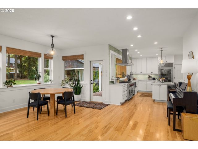 4725 UPPER Dr, Lake Oswego, OR 97035