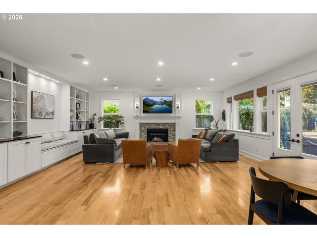 4725 UPPER Dr, Lake Oswego, OR 97035