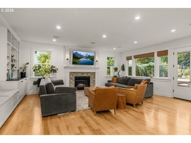 4725 UPPER Dr, Lake Oswego, OR 97035