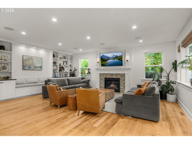 4725 UPPER Dr, Lake Oswego, OR 97035