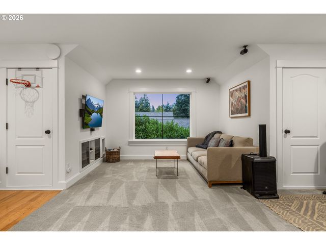4725 UPPER Dr, Lake Oswego, OR 97035