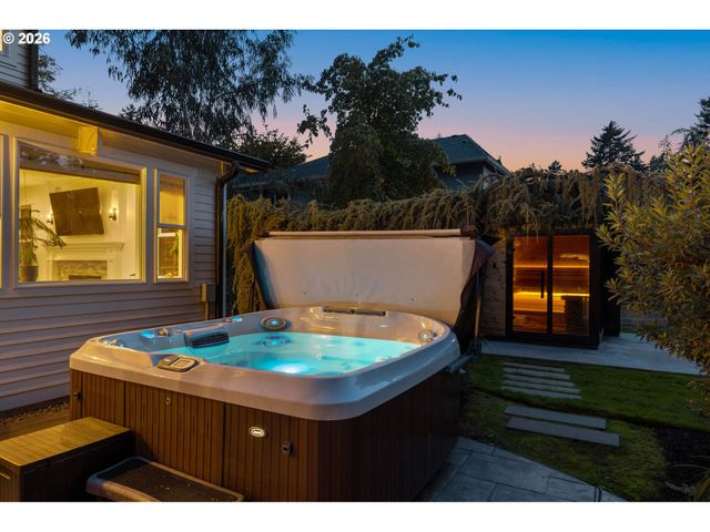 4725 UPPER Dr, Lake Oswego, OR 97035
