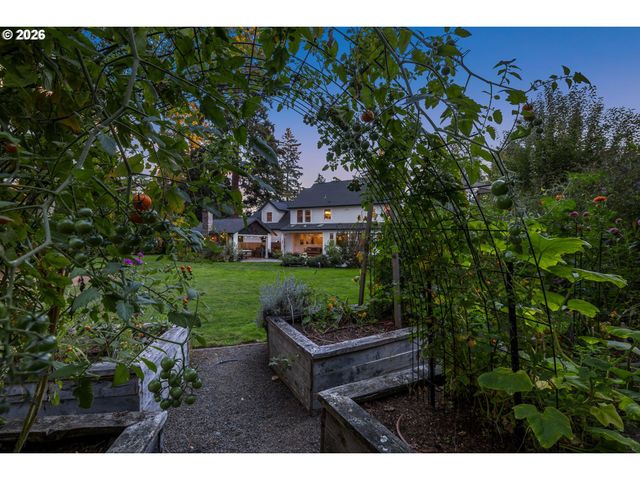 4725 UPPER Dr, Lake Oswego, OR 97035