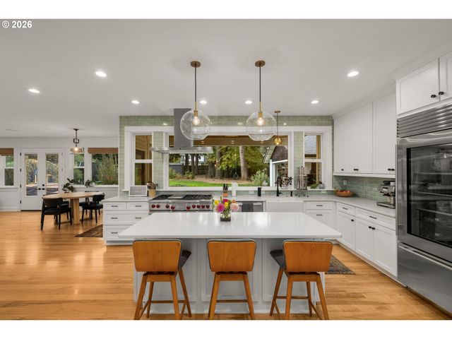 4725 UPPER Dr, Lake Oswego, OR 97035