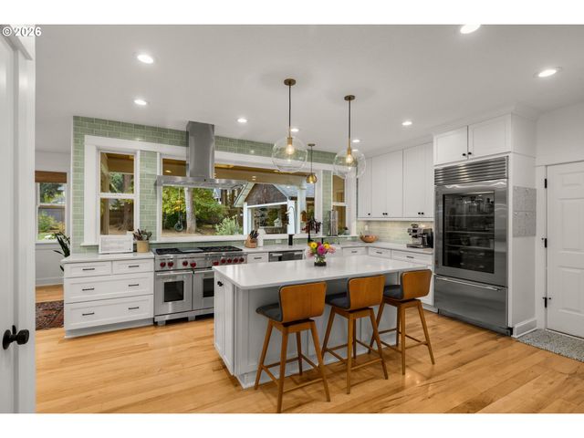 4725 UPPER Dr, Lake Oswego, OR 97035