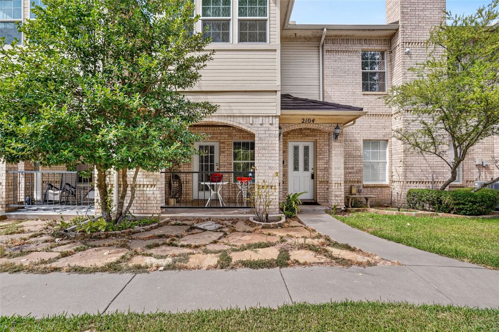 2104 Lakeforest Drive, Weatherford, TX 76087 — exterior