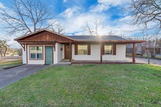 212 N Crockett Street, Granbury, TX 76048