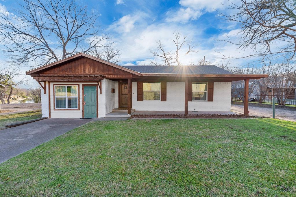 212 N Crockett Street, Granbury, TX 76048