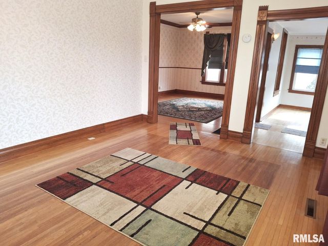 471 N 7TH Avenue, Canton, IL 61520