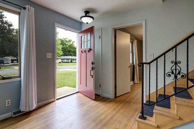 207 CRESCENT DRIVE, Neenah, WI 54956
