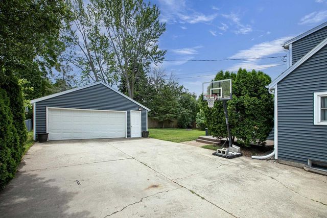 207 CRESCENT DRIVE, Neenah, WI 54956