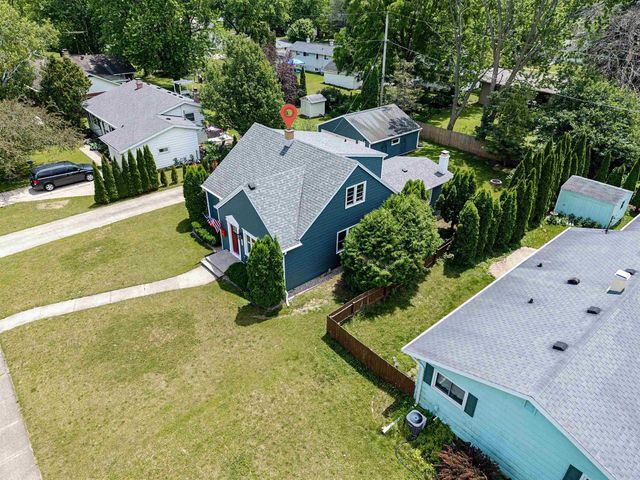 207 CRESCENT DRIVE, Neenah, WI 54956