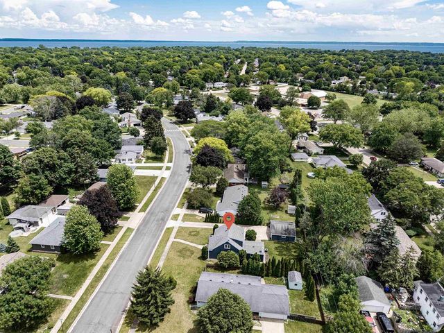 207 CRESCENT DRIVE, Neenah, WI 54956