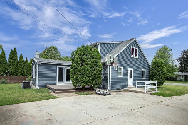 207 CRESCENT DRIVE, Neenah, WI 54956