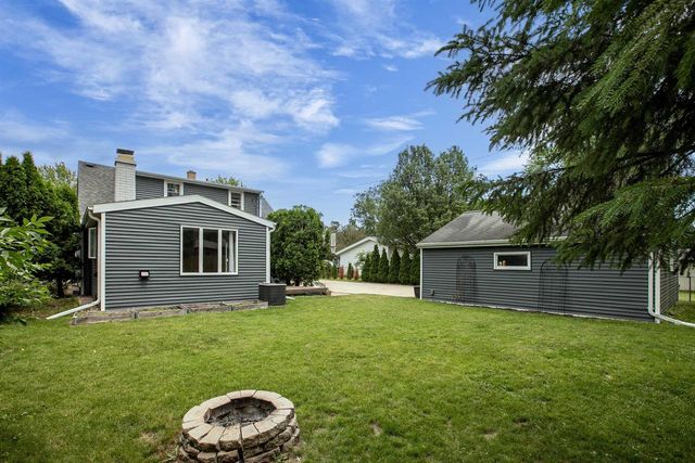 207 CRESCENT DRIVE, Neenah, WI 54956