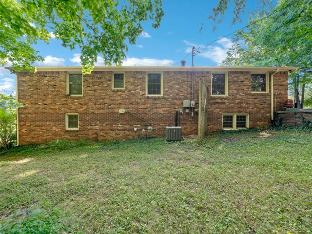 1258 Hillwood Dr, Clarksville, TN 37040