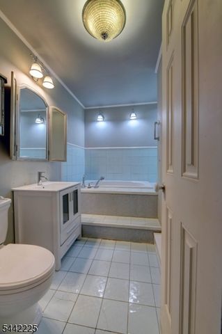 8 Brian Ct, Pequannock Twp., NJ 07440